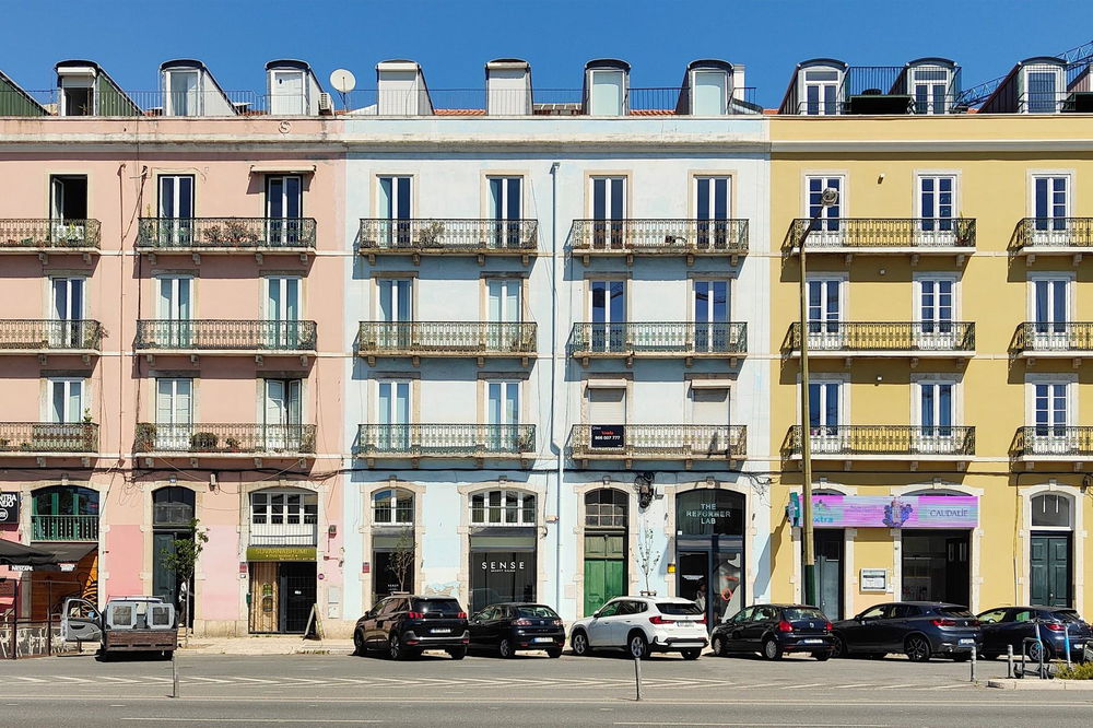 2 bedroom flat to remodel on Avenida 24 de Julho 833843492