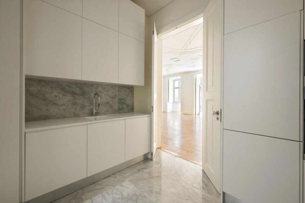 3-bedroom apartment with two parking spaces, available for sale in the prestigious Palácio Schindler. 3629804869