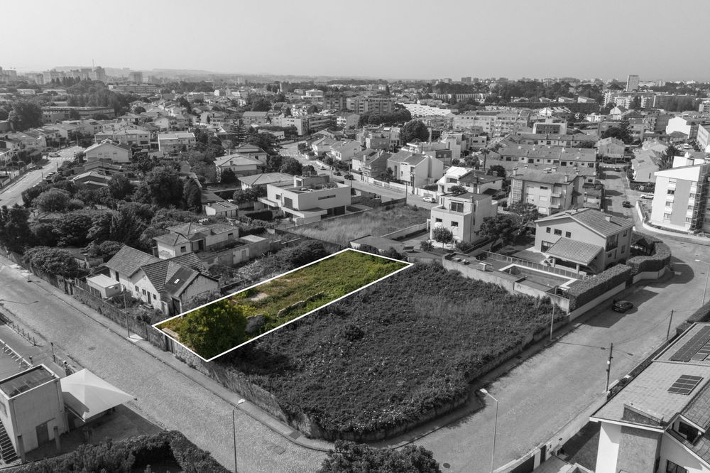 Land with feasibility of building a house, in Porto 4040649099