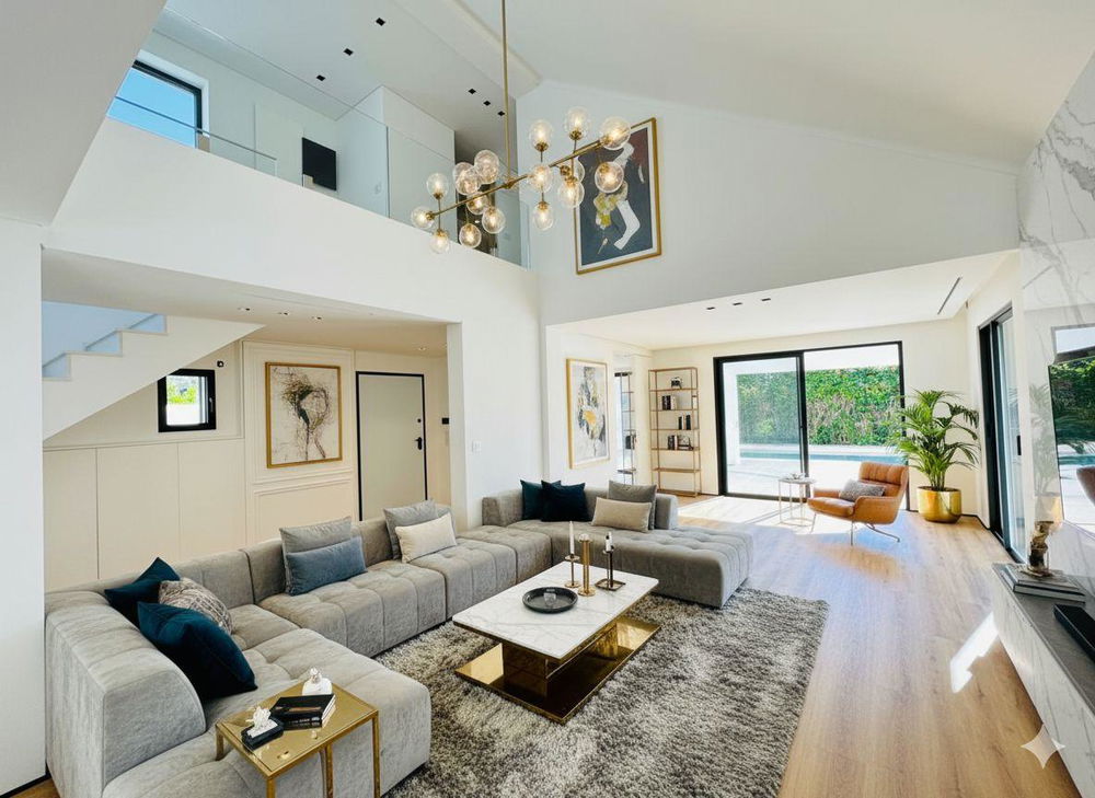 Refurbished 5 bedroom villa with swimming pool in Livramento – Estoril 428032827