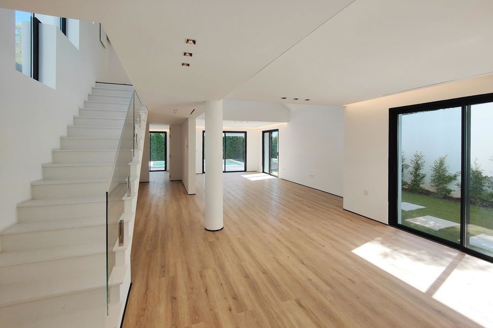 Refurbished 5 bedroom villa with swimming pool in Livramento – Estoril 428032827