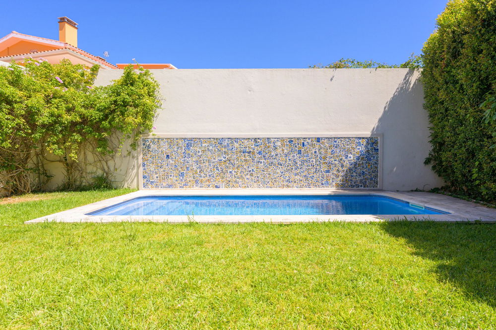 3 + 1 bedroom villa, with swimming pool, in prime area in Estoril 2701196065