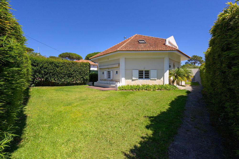 3 + 1 bedroom villa, with swimming pool, in prime area in Estoril 2701196065