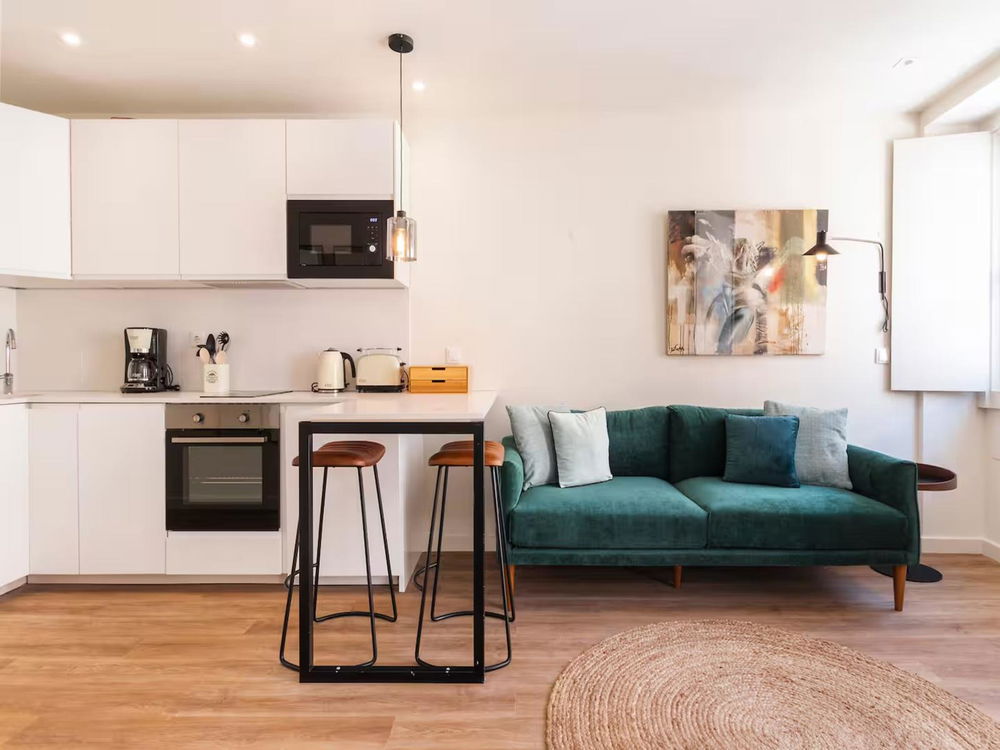 Apartment divided into 2 units, with AL license, in Lisbon 1602988856