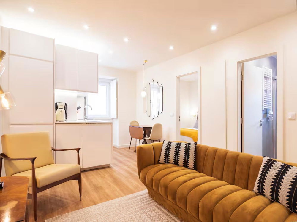 Apartment divided into 2 units, with AL license, in Lisbon 1602988856