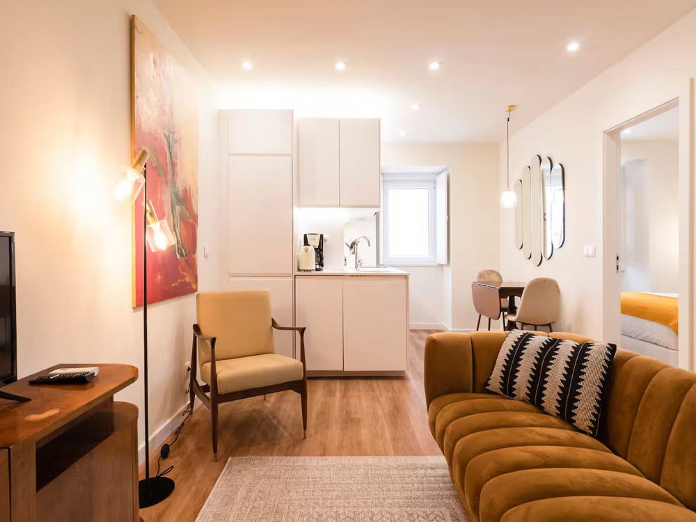 Apartment divided into 2 units, with AL license, in Lisbon 1602988856