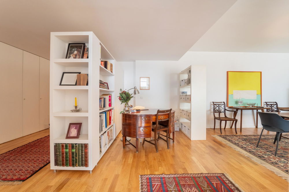 Renovated 4 Bedroom Apartment with 4 Fronts on Av. da Boavista 2874846430