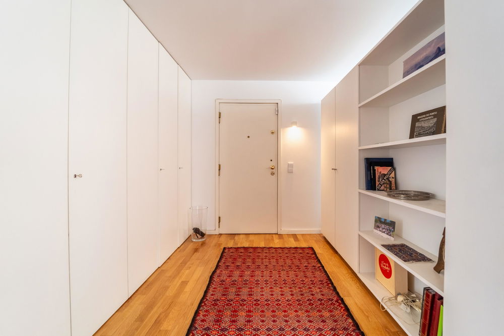 Renovated 4 Bedroom Apartment with 4 Fronts on Av. da Boavista 2874846430