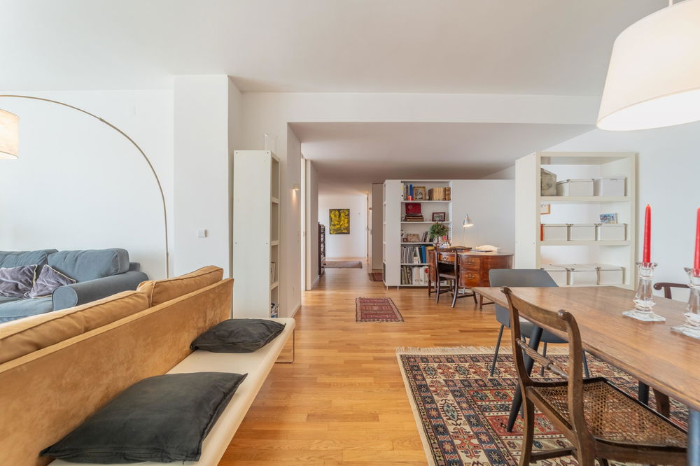 Renovated 4 Bedroom Apartment with 4 Fronts on Av. da Boavista 2874846430