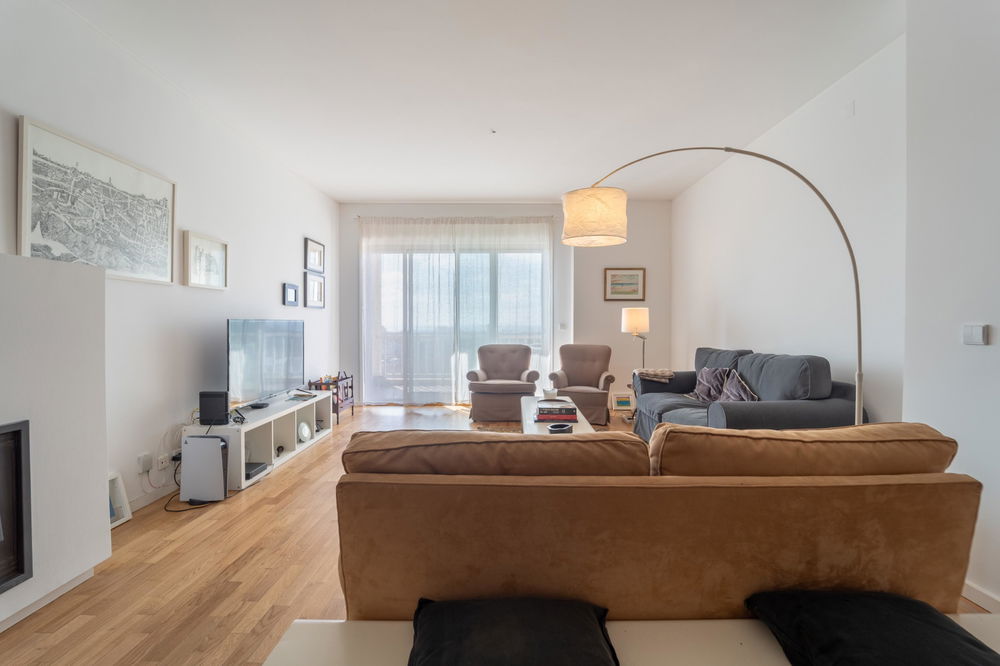 Renovated 4 Bedroom Apartment with 4 Fronts on Av. da Boavista 2874846430