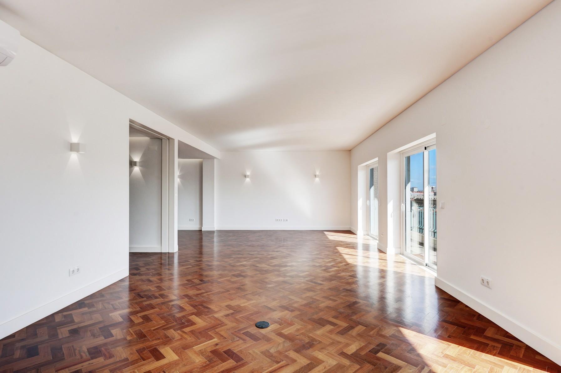 Apartamento T4 renovado com varanda e garagem na Avenida da República