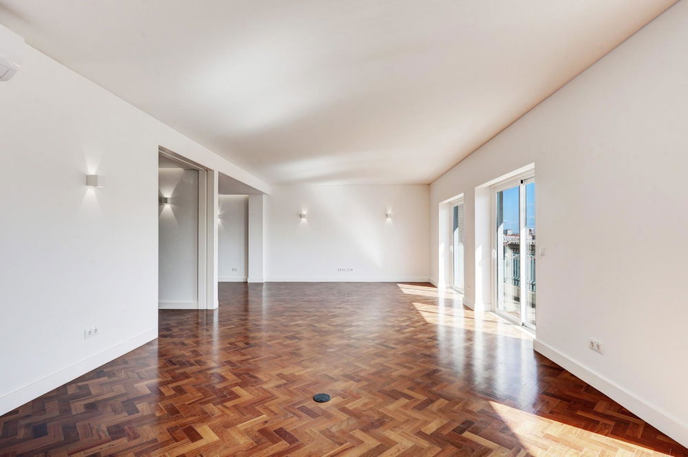 Apartamento T4 renovado, com varanda e garagem na Avenida da República 299335691