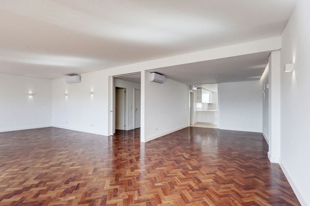 Apartamento T4 renovado, com varanda e garagem na Avenida da República 299335691