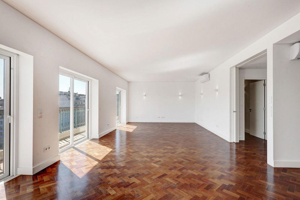 Apartamento T4 renovado, com varanda e garagem na Avenida da República 299335691