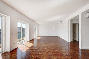 Apartamento T4 renovado, com varanda e garagem na Avenida da República 299335691
