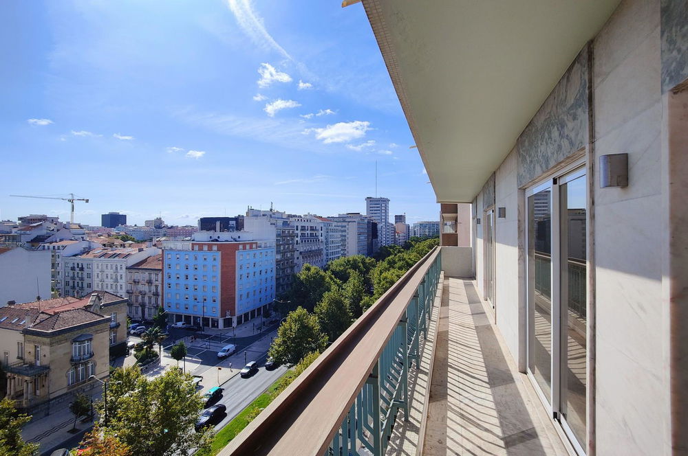 Apartamento T4 renovado, com varanda e garagem na Avenida da República 299335691