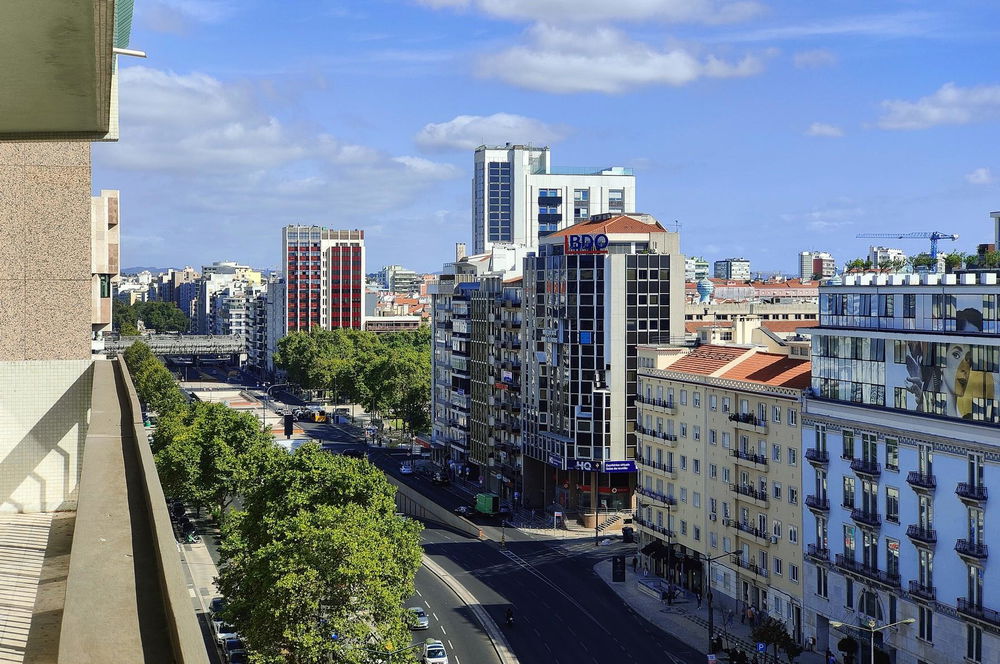 Apartamento T4 renovado, com varanda e garagem na Avenida da República 299335691