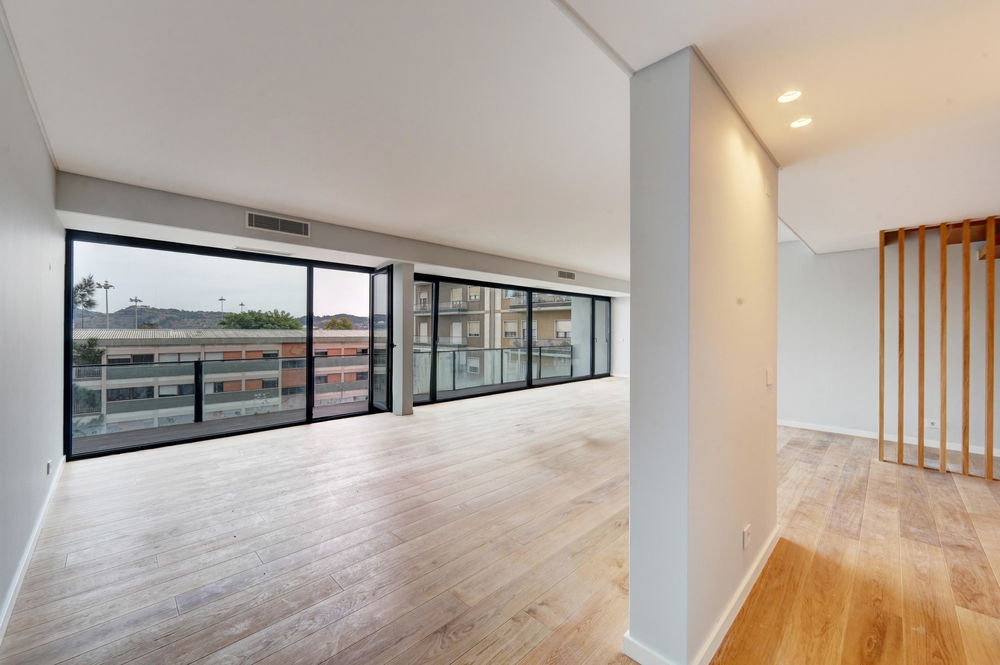 3+1 Bedroom Duplex Apartment with Terrace, Parking and Storage Room in Belém 4065422738