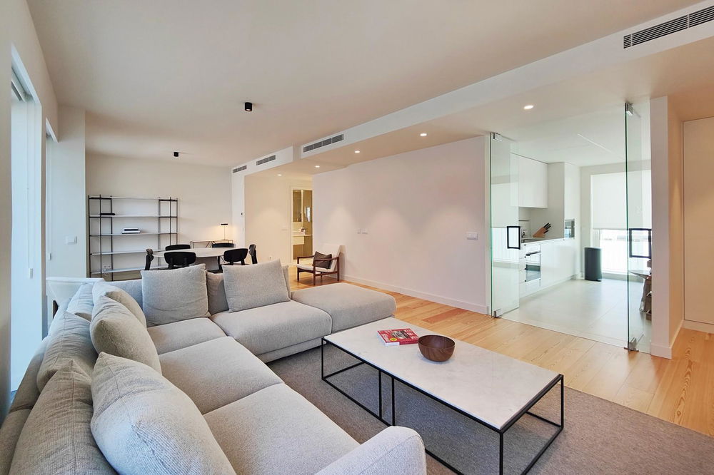 3 bedroom flat transformed into a 2 bedroom flat with balconies, next to Avenida da Liberdade 1261020187