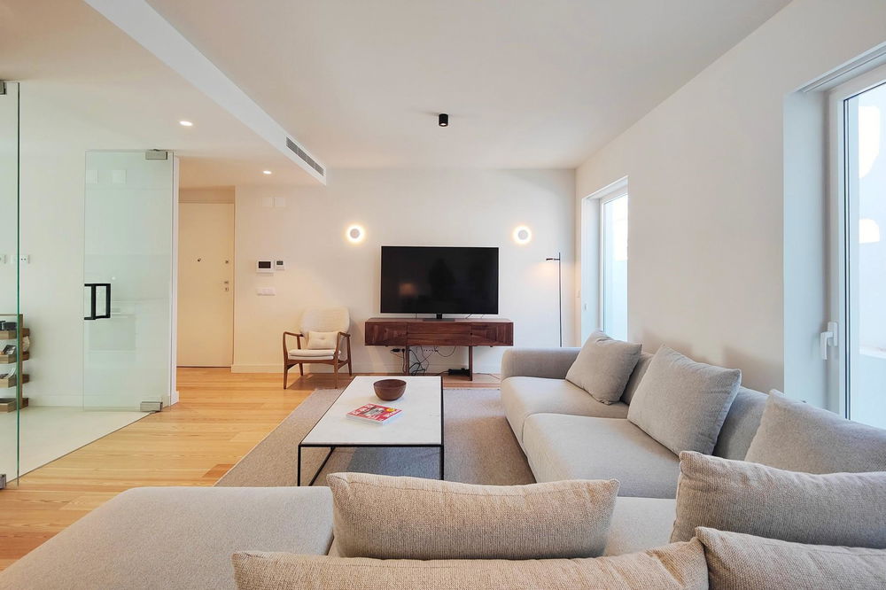 3 bedroom flat transformed into a 2 bedroom flat with balconies, next to Avenida da Liberdade 1261020187