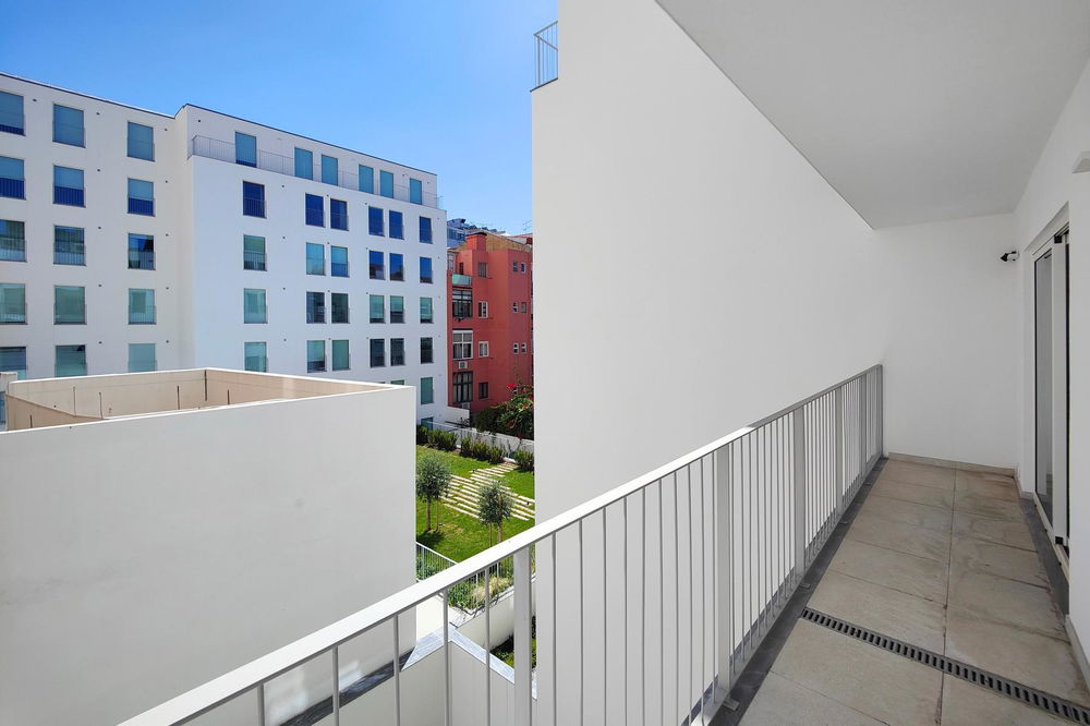 3 bedroom flat transformed into a 2 bedroom flat with balconies, next to Avenida da Liberdade 1261020187