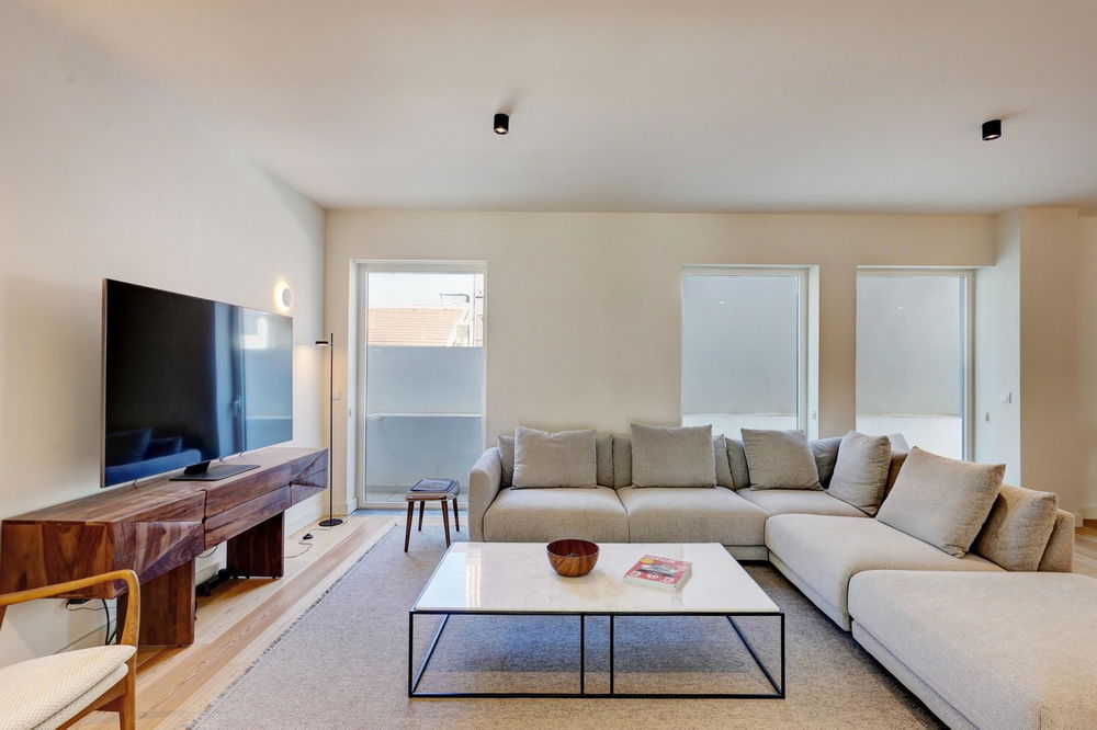 3 bedroom flat transformed into a 2 bedroom flat with balconies, next to Avenida da Liberdade 1261020187