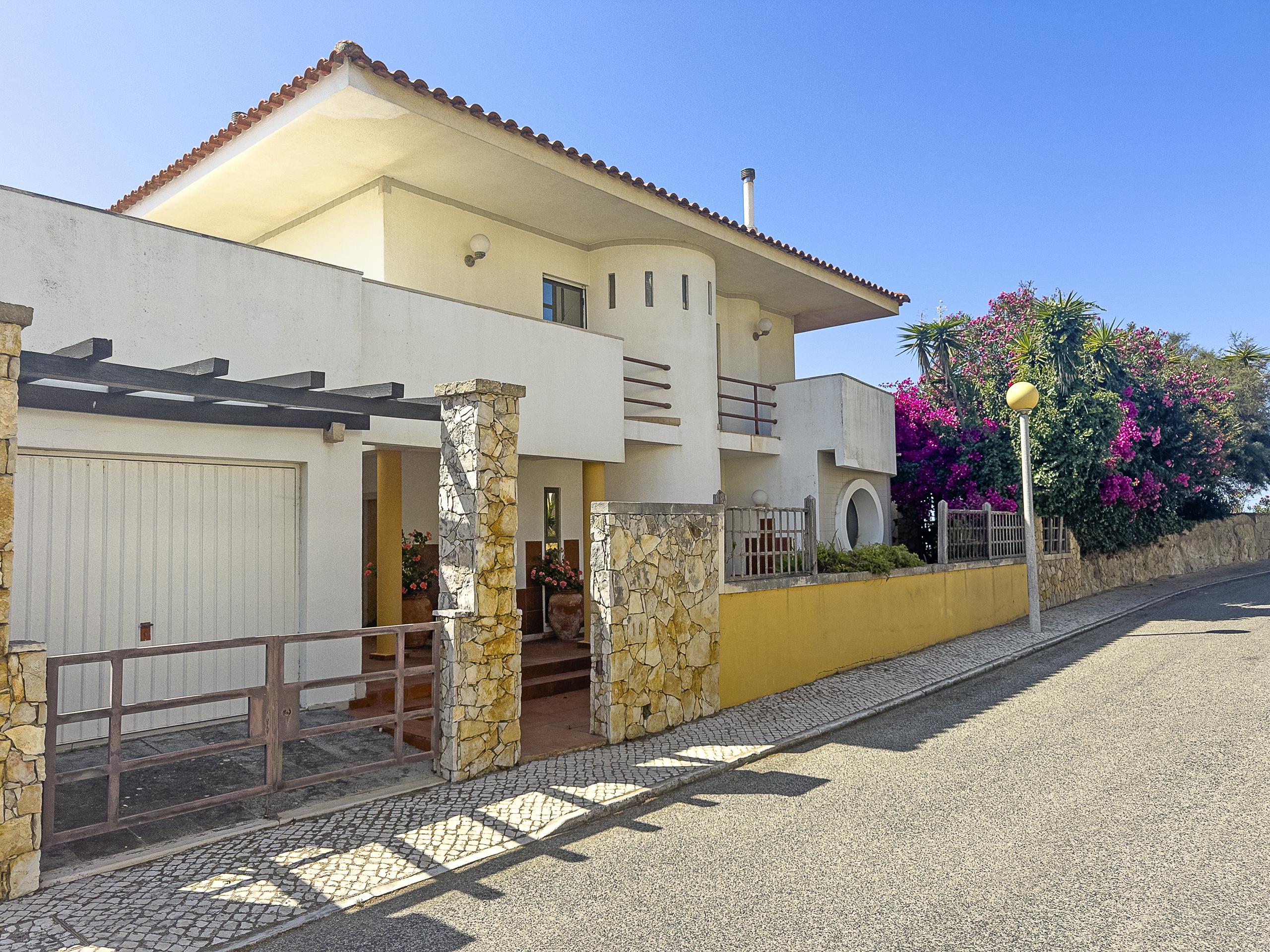 Detached 5 bedroom villa with pool and sea view in Ericeira
