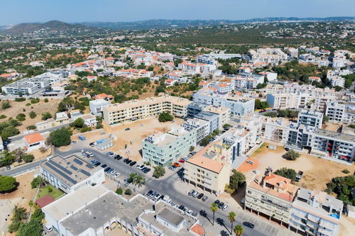 3 bedroom flat with parking, in the centre of Almancil, Algarve 696302360