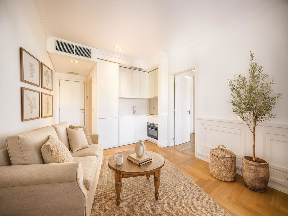 New 1 bedroom flat with balcony located in Praça dos Restauradores 2414735591