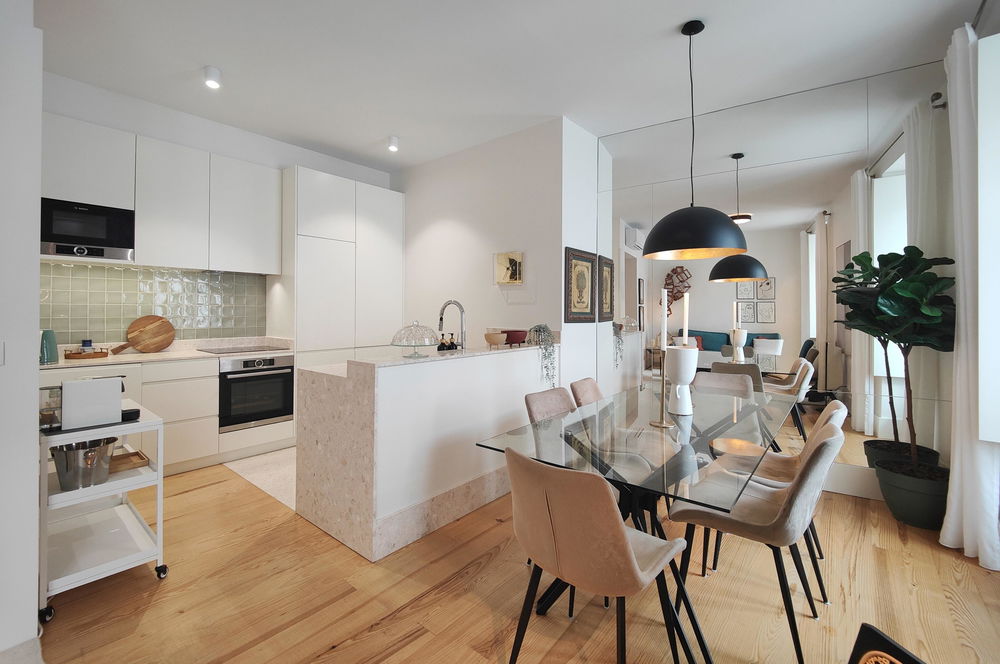 2 bedroom flat, with parking, next to Av. da Liberdade. 2808485309