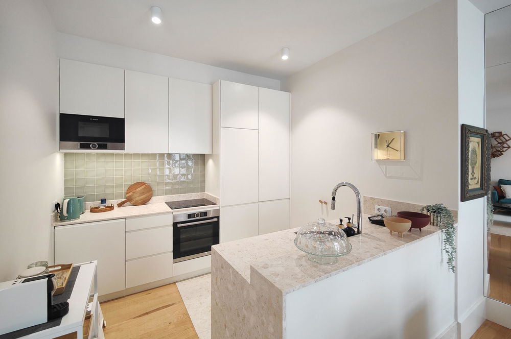 2 bedroom flat, with parking, next to Av. da Liberdade. 2808485309