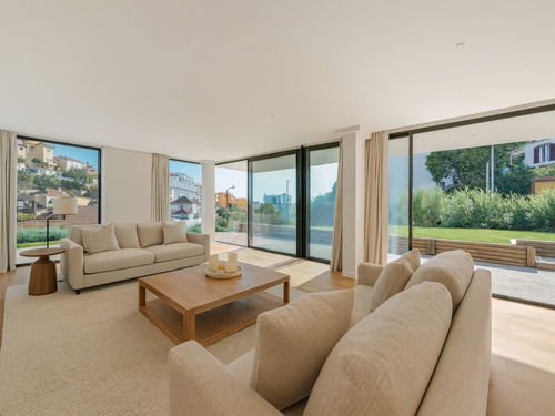 4 bedroom flat in a gated community, with swimming pool in Estoril 1453967815