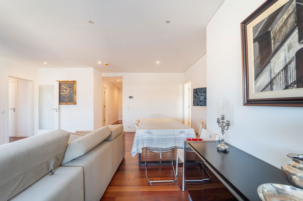 3 bedroom flat with 2 parking spaces, on Av. Boavista 2688911543