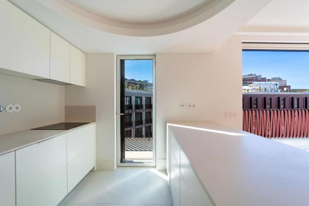 3 bedroom apartment with balcony inserted in new condominium in downtown Porto 1816292284