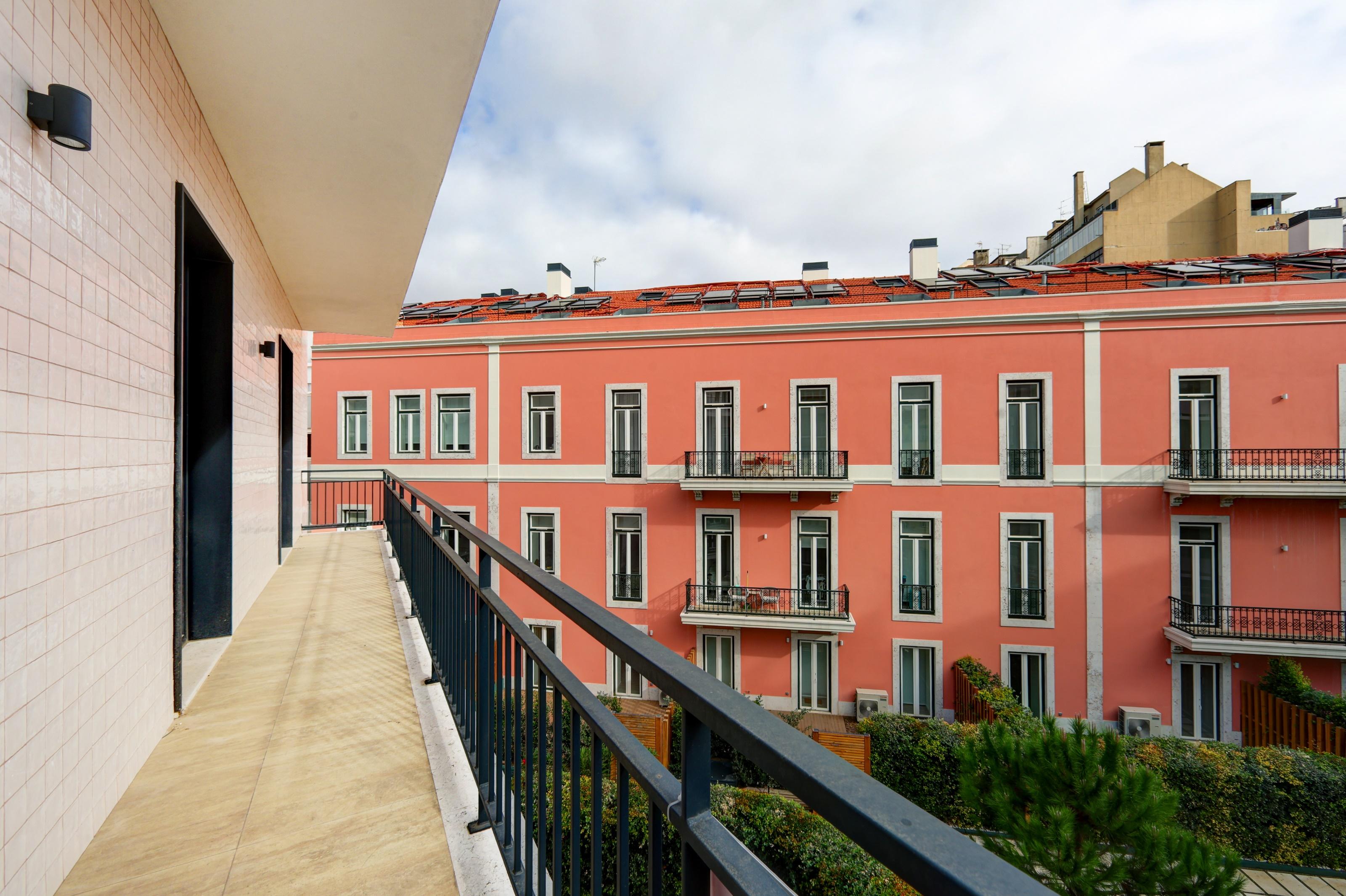 2 bedroom flat with balcony and parking in Amoreiras