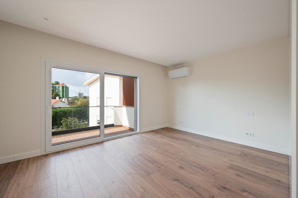 New 3 bedroom flat, with box for 2 cars, in the centre of Cascais 3049357908