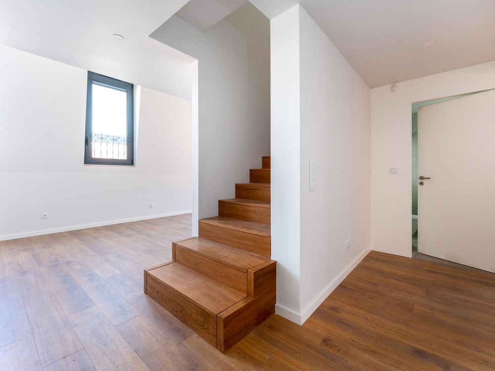 2 bedroom duplex flat with parking and balcony, in Alcântara 937649523