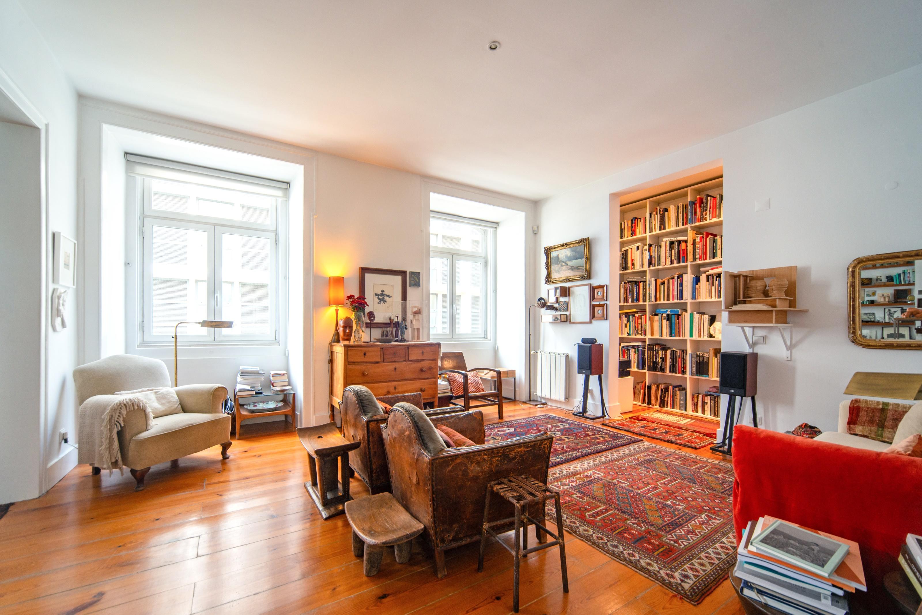 4-Bedroom Apartment in a Historic Pombaline Building
