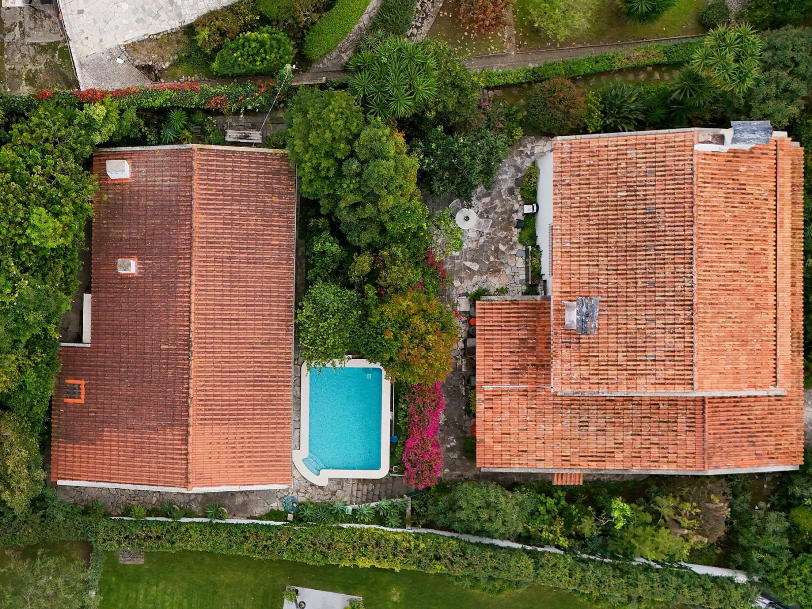 Land of 1000 m2 with two villas with swimming pool in Caxias