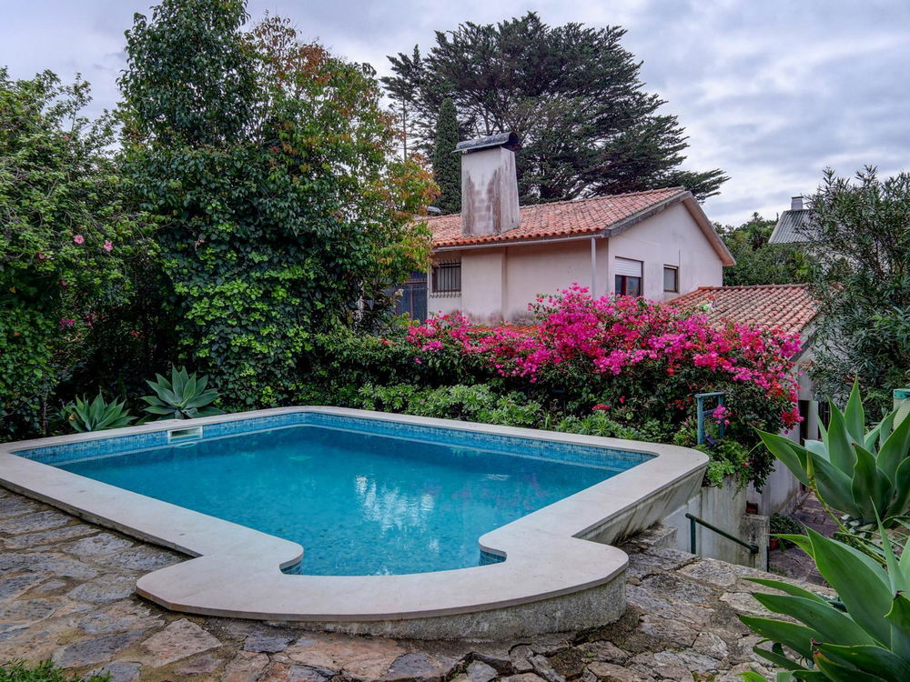 Land of 1,000 m2 with two villas, with swimming pool, in Caxias 3157793455