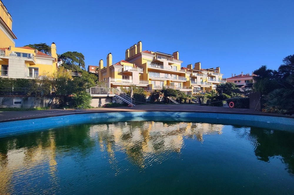 6 bedroom villa, refurbished, in the centre of Estoril 3875776542