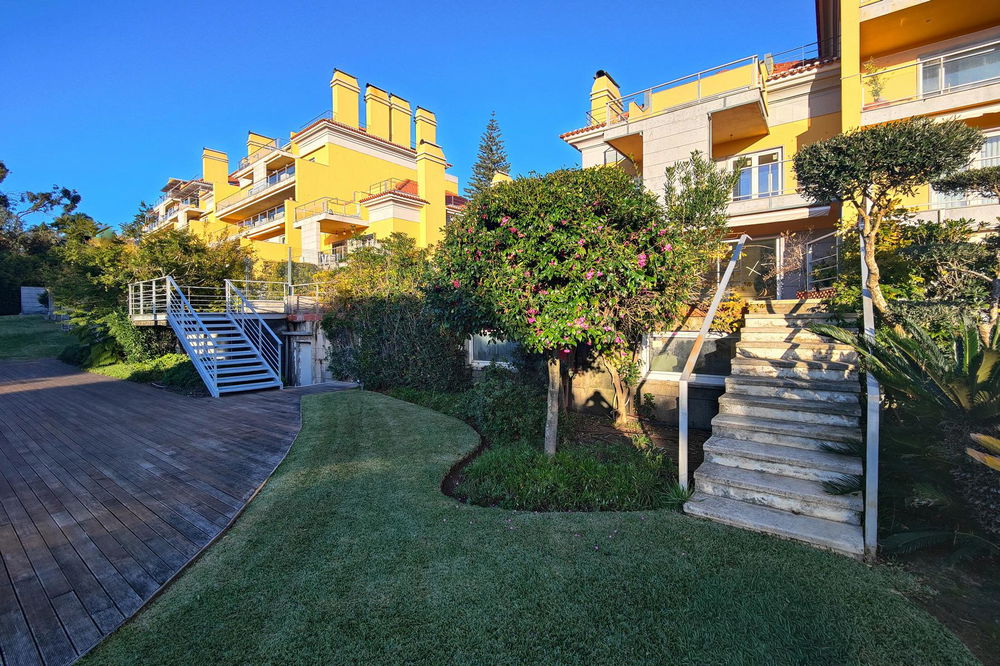 6 bedroom villa, refurbished, in the centre of Estoril 3875776542