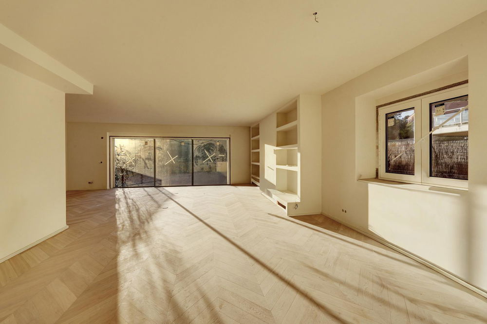 6 bedroom villa, refurbished, in the centre of Estoril 3875776542