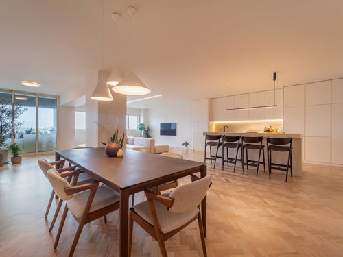 Renovated 4 bedroom flat in the centre of Porto 2514187084