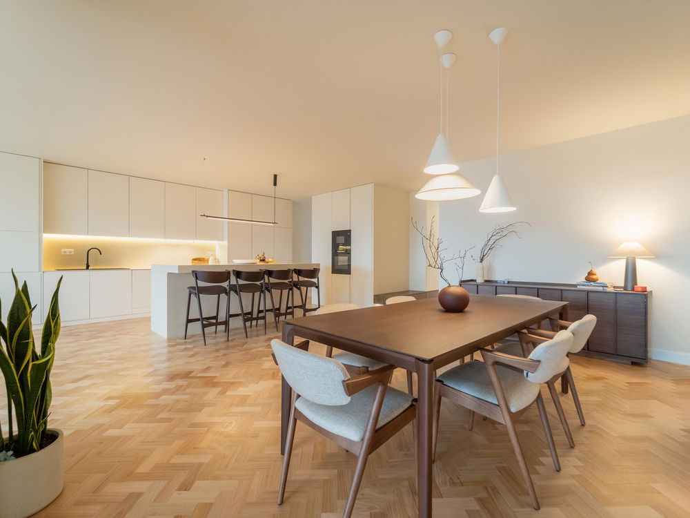 Renovated 4 bedroom flat in the centre of Porto 2514187084