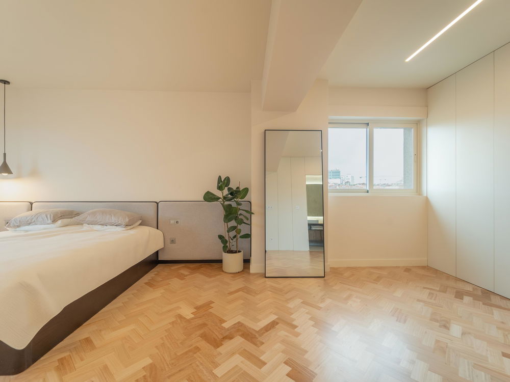 Renovated 4 bedroom flat in the centre of Porto 2514187084