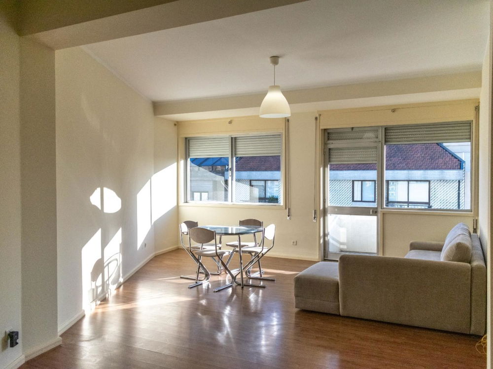 2-bedroom apartment with balcony, garage, and storage room, located next to Casa da Música 2922306605