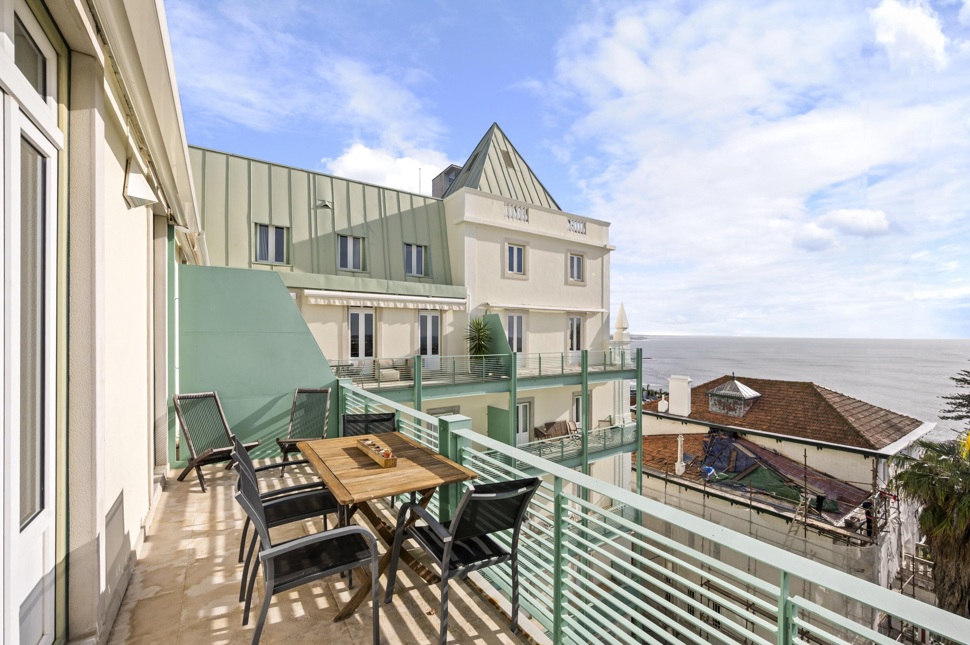 3 bedroom duplex flat with 2 parking spaces Monte Estoril