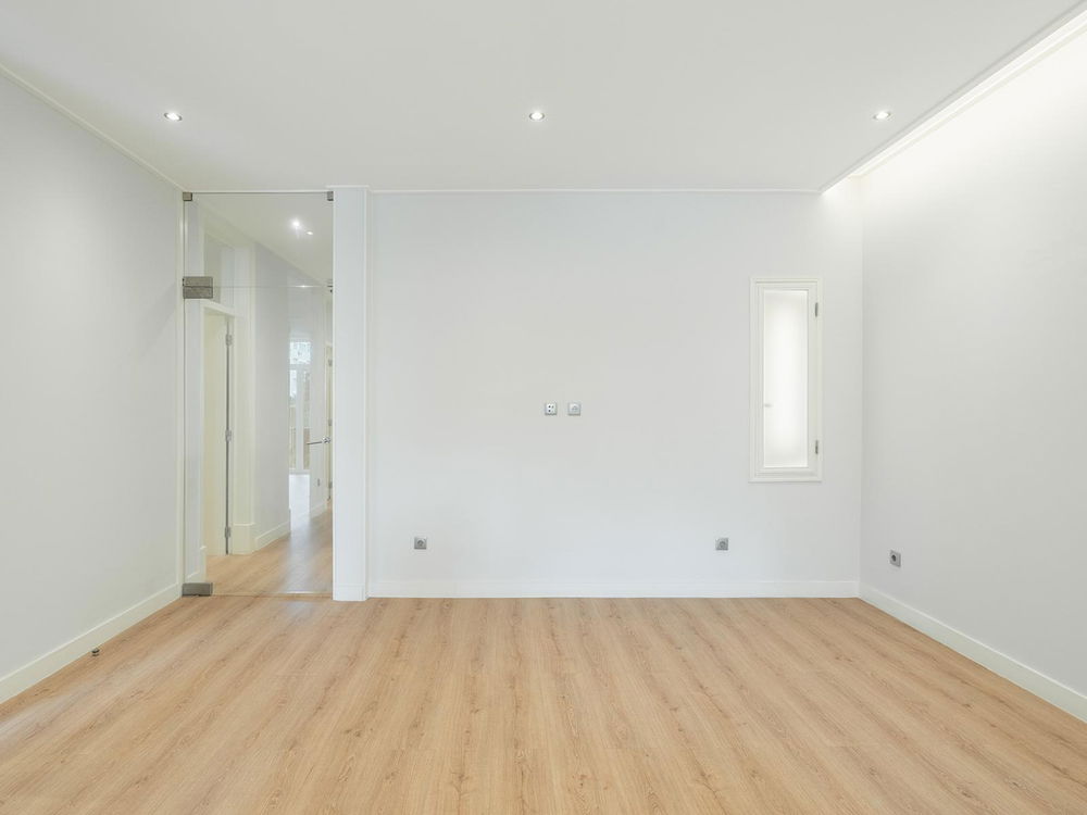 Renovated 4 bedroom flat in Avenidas Novas in Lisbon with balcony 2280062193