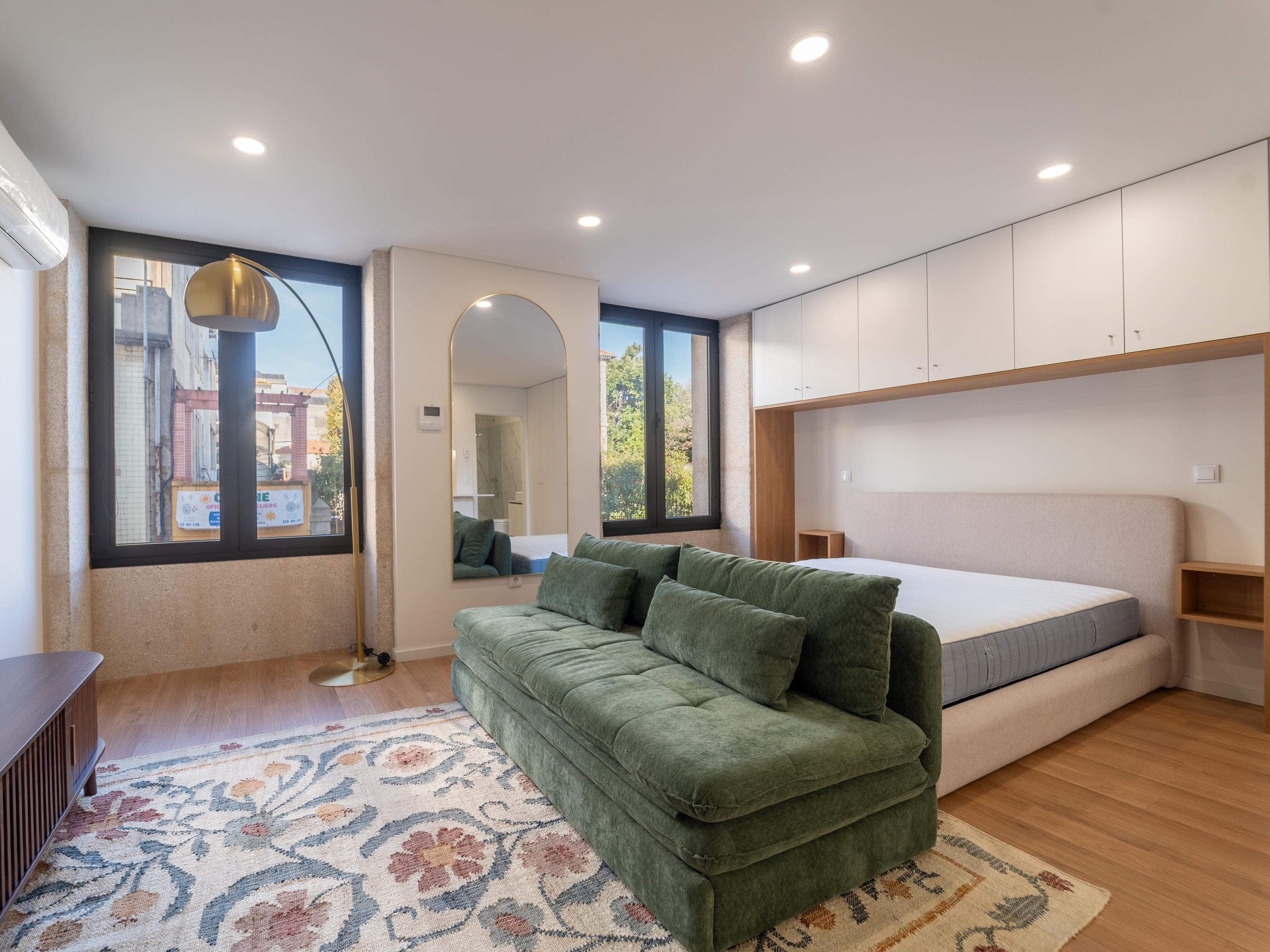 Furnished studio flat in downtown Porto near Santa Catarina